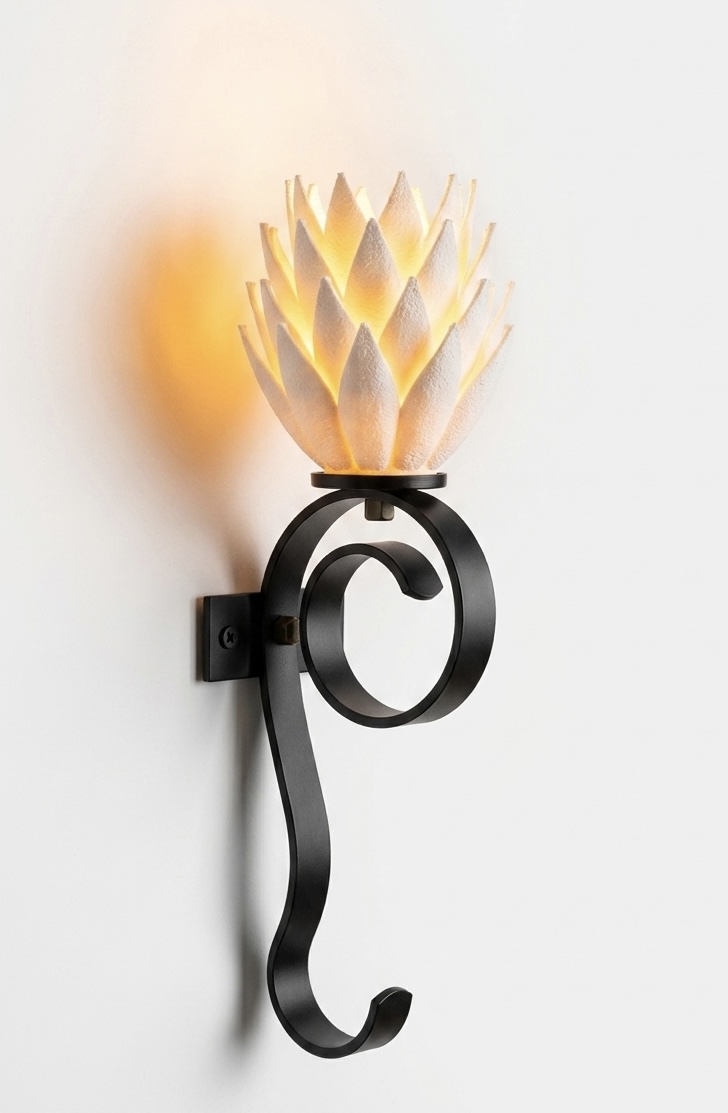 Wandlampe in Blumenform mit schwarzem Metallgestell und warmem Licht.