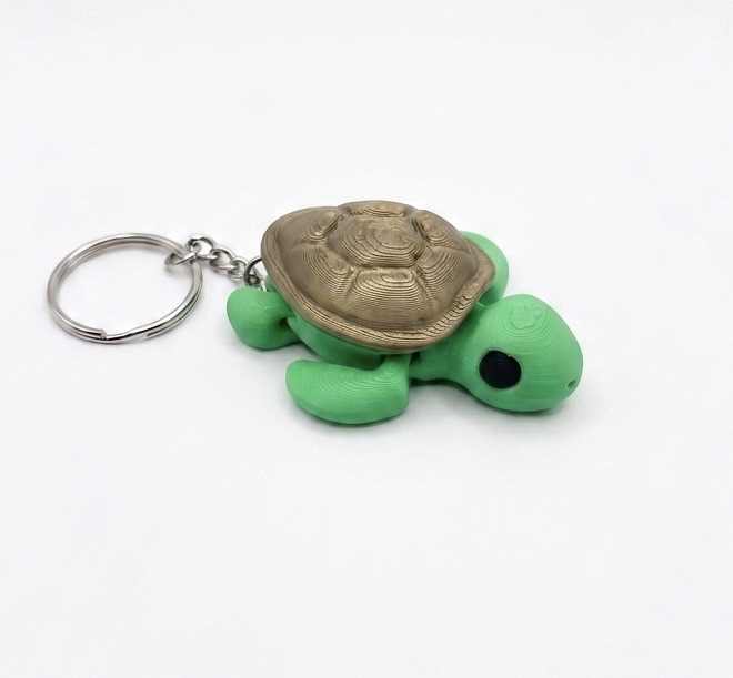 Grüne Schildkröte aus Kunststoff mit einem braunen Panzer und Schlüsselanhänger.